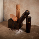 Ionic salt and pepper mills in natural and smoked oak with metal grinding mechanism